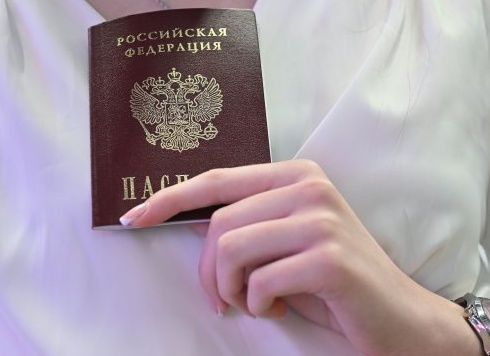 Минцифры предлагает разрешить предъявлять электронные документы вместо бумажных